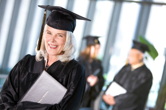 Cada vez mais, adultos retomam os estudos e graduam-se tardiamente graças às possibilidades da EAD. Fonte: Linfield College