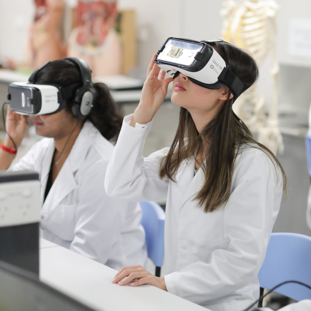 Alunos da Bond University, Austrália: realidade aumentada e virtual contribuem para experiências imersivas. (Foto: divulgação)