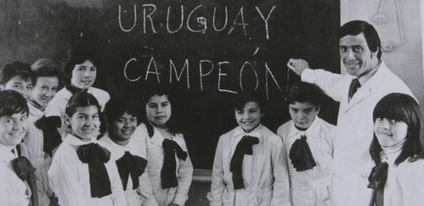 Tabárez na sala de aula ao redor dos alunos: “Uruguai campeão"