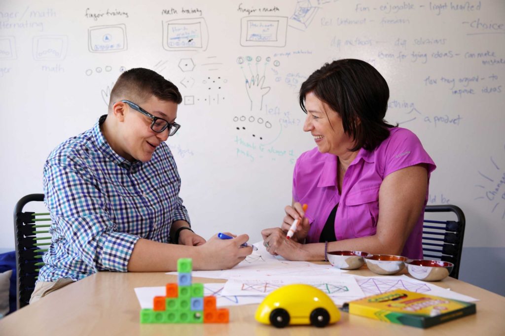 Montserrat Cordero (à esquerda), Designer Gráfico na Youcubed, com Jo Boaler, professora de matemática em Stanford. Crédito: divulgação/Stanford.