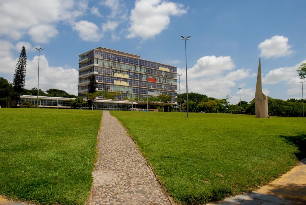 Prédio da Reitoria da Universidade Federal de Minas Gerais, em Pampulha. Crédito: Foca/UFMG/divulgação.