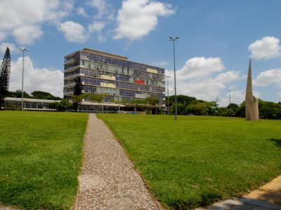 Prédio da Reitoria da Universidade Federal de Minas Gerais, em Pampulha. Crédito: Foca/UFMG/divulgação.