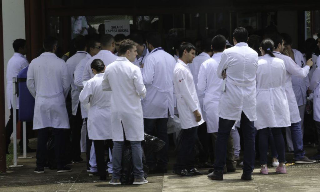 Estudantes de medicina poderão atuar no combate ao coronavírus. Crédito: Fabio Rodrigues Pozzebom/Agência Brasil.