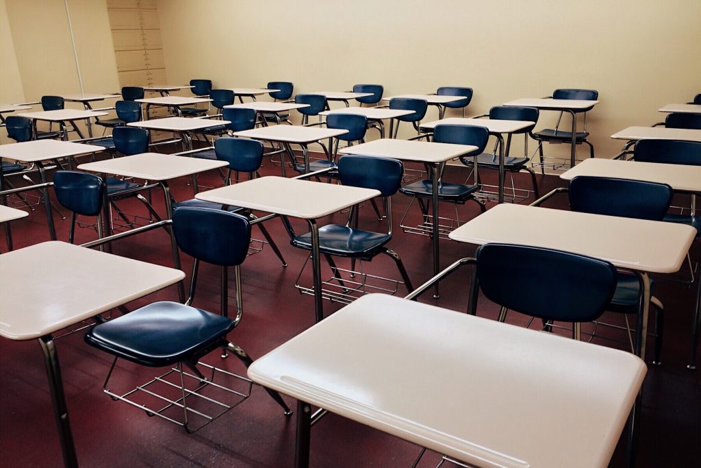 Escolas cancelam aulas como forma de isolamento.