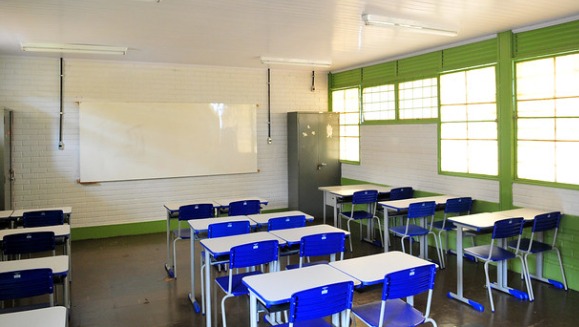 A continuação do ensino remoto pode manter as salas de aulas vazias. 
