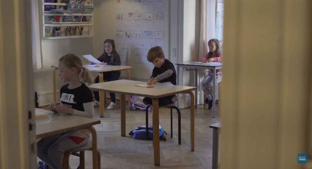 A Dinamarca foi o primeiro país da Europa a iniciarem a reabertura das escolas. Crédito: Euronews/Reprodução.