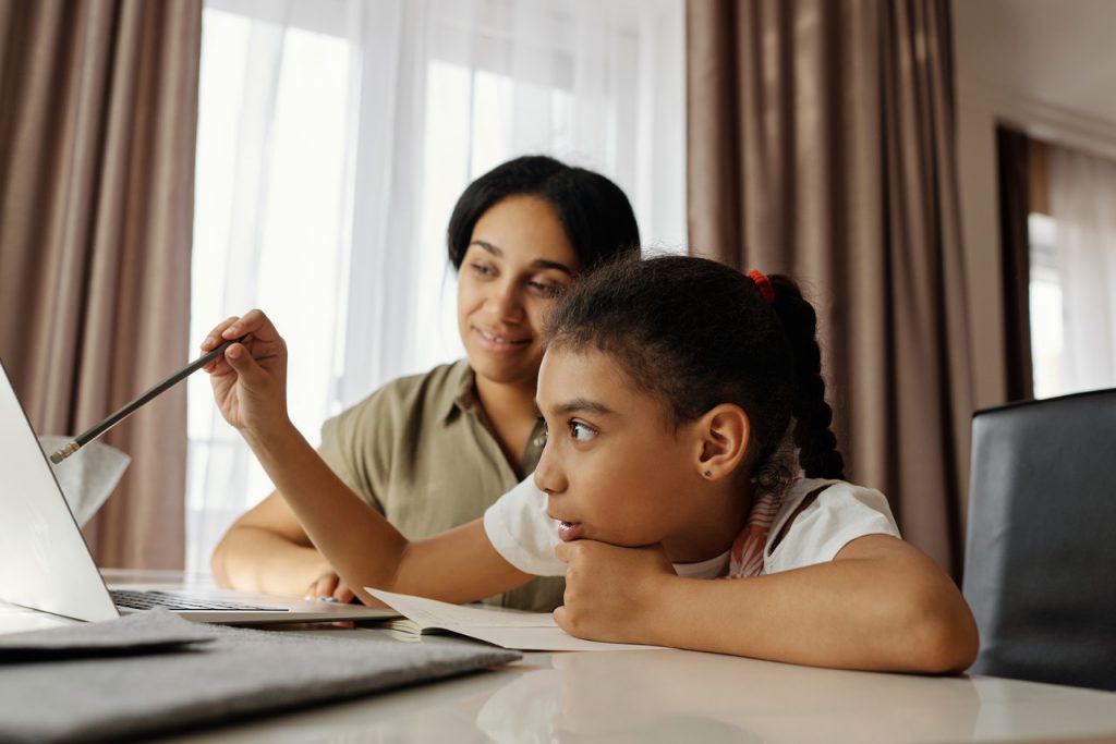 O apoio dos pais é fundamental na aprendizagem remota dos alunos com TDAH. Crédito: Pexels.