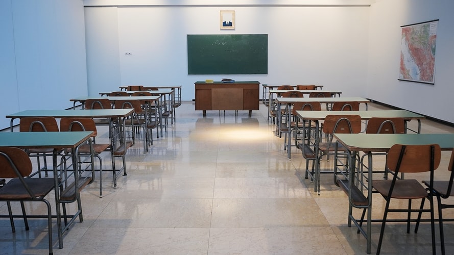 Escola na Servia; Retorno das aulas presenciais ocorreu em vários países da Europa.