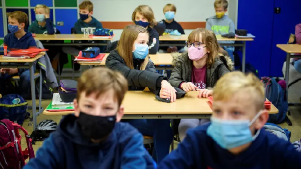Reabertura das escolas na Europa: especialistas em saúde não classificam o aumento de ocorrências como uma segunda onda do coronavírus. Crédito: Gregor Fischer/Reprodução.