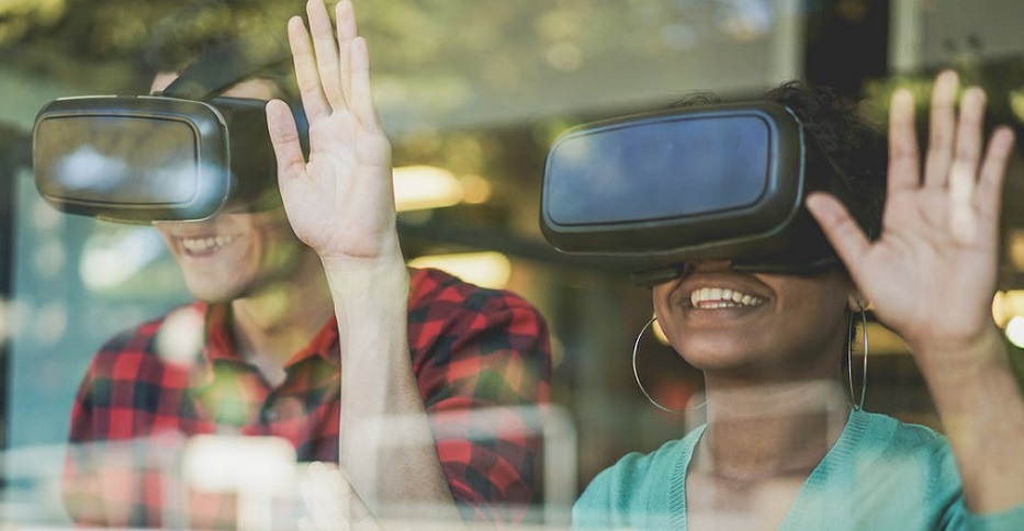 Óculos de realidade virtual: adesão à tecnologia trouxe inúmeros benefícios para ensino e aprendizagem, mas também traz desafios;