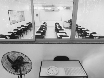Interior de escola no Rio de Janeiro durante a pandemia. Crédito: Léo Chaves Ramos/Revista Pesquisa Fapesp.