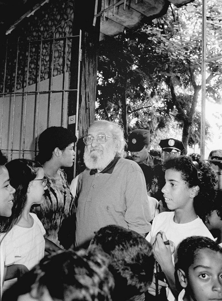 Na condição de secretário municipal de Educação, Freire visita escola pública na Vila Madalena, bairro de São Paulo