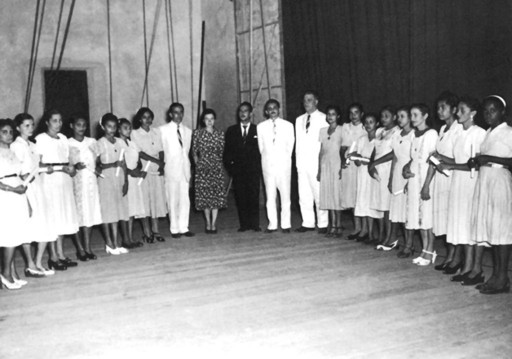 O pedagogo (ao centro, de paletó branco) com turma de formandos em curso da Divisão de Educação e Cultura do Sesi. Créditos: Instituto Paulo Freire.