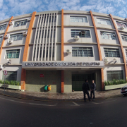 A UCPel (Universidade Católica de Pelotas) é uma das primeiras instituições de ensino do Brasil a ter o curso aprovado e ter nota 5 em Direito EaD