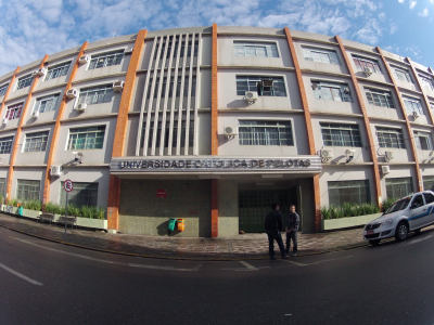 A UCPel (Universidade Católica de Pelotas) é uma das primeiras instituições de ensino do Brasil a ter o curso aprovado e ter nota 5 em Direito EaD