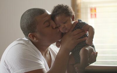 Série “Bebês em Foco” mostra potencial do afeto no desenvolvimento infantil. Crédito: Reprodução/Netflix.
