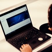 Aluna estudando em um computador por meio das Unidades de Aprendizagem
